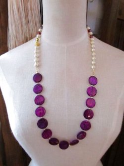 画像2: 渋紫色のシェルビーズとコットンパールのネックレス