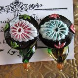 画像: 楕円の菊(黒、花白緑・花白赤)ピアス