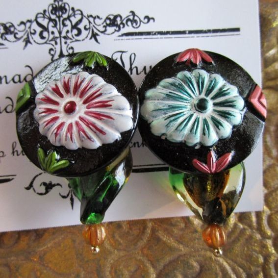画像1: 楕円の菊(黒、花白緑・花白赤)ピアス