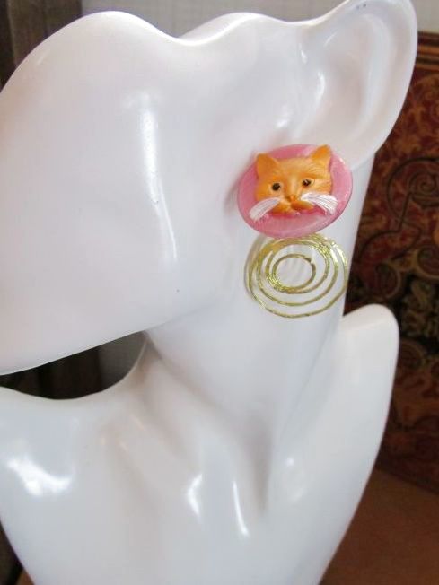 画像3: 猫の顔(ピンクに金、黒目)のチタンピアス